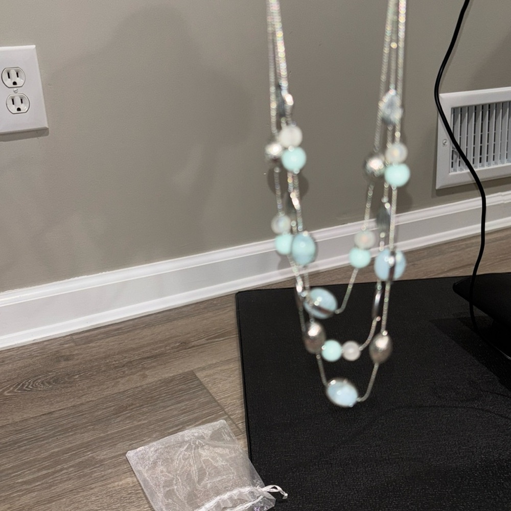 Flash sale 🔥NWT Women’s necklace. 3 tiered silver and blue  beaded